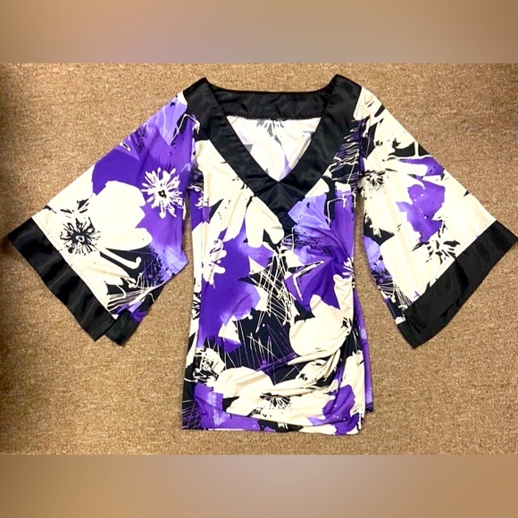 Tops - Elegant V-Neck Floral Blouse - Purple and Black